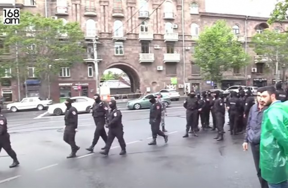 Большие скопления войск полиции на перекрестке улиц Гераци-Корюна (видео)