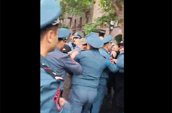 Напряженная обстановка на проспекте Тигран Мец: граждане перекрыли улицу (видео)