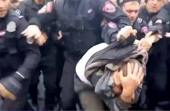 Տասնյակ ոստիկաններ դաժան ծեծի են ենթարկում անհնազանդության ակցիայի մասնակիցներին (տեսանյութ)