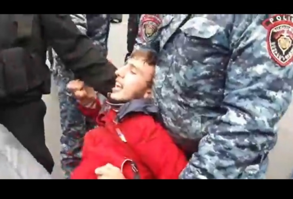 Ոստիկանները կատաղի կերպով հարձակվել են խաղաղ ցուցարարների վրա, քաշքշել պատգամավորներին (տեսանյութ)