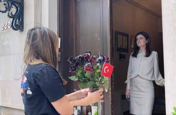 Молодежь «Дашнакцутюн» в Вашингтоне отправила Арарату Мирзояну черные розы и флаг Турции (видео)