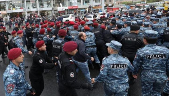 Բերման ենթարկելիս ոստիկանները հայհոյում են Փաշինյանին. «Հրապարակ»