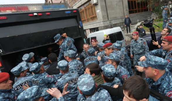 70 участников акции неповиновения в Ереване доставлены в полицию