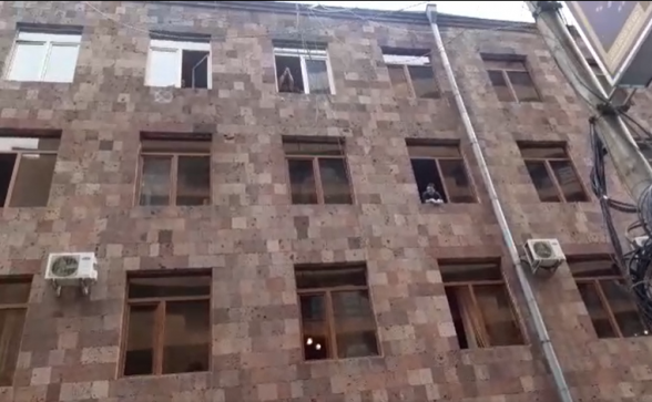 Թատերականի ուսանողները պատուհանից վանկարկում էին` նիկոլ դավաճան (տեսանյութ)