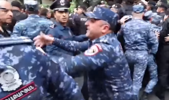 Ոստիկանության ներսում սկսում են զոմբիացման թմբիրից զարթնել (տեսանյութ)