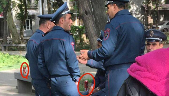 В парке Сарьяна возле площади Франции группа полицейских употребляет алкоголь