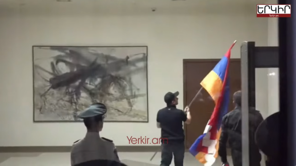 Движение сопротивления установило флаг Арцаха внутри здания МИД (видео)