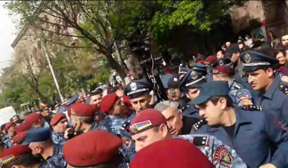Ոստիկանները բռնի ուժով բերման ենթարկեցին խաղաղ երթի մասնակիցներին (տեսանյութ)