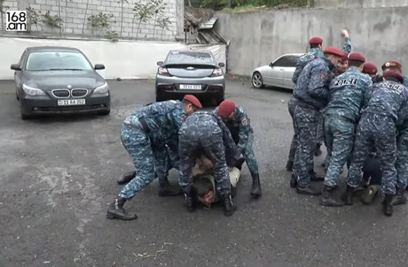 Несколько десятков «красных беретов» напали на участников мирной акции протеста (видео)