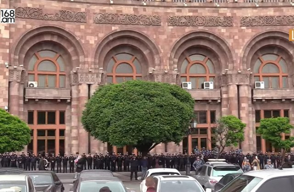 Կառավարության շենքի բոլոր մուտքերը հսկվում են մեծաթիվ ոստիկանան ուժերի կողմից (տեսանյութ)