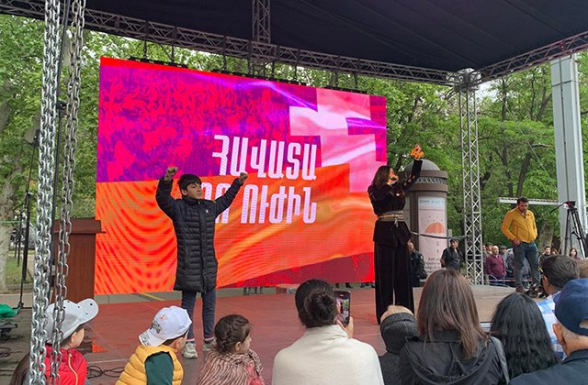 Բողոքի ակցիայի հայտնի փոքրիկը Ֆրանսիայի հրապարակում Գայայի հետ երգում է «Այայի երկիր Արցախ» երգը