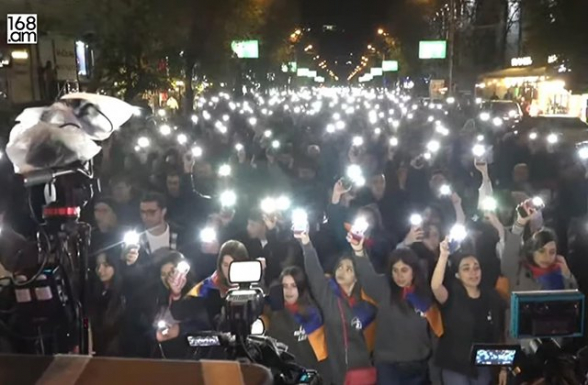 Գիշերային Երևանը փայլում է համազգային երթի հարյուրավոր լույսերից