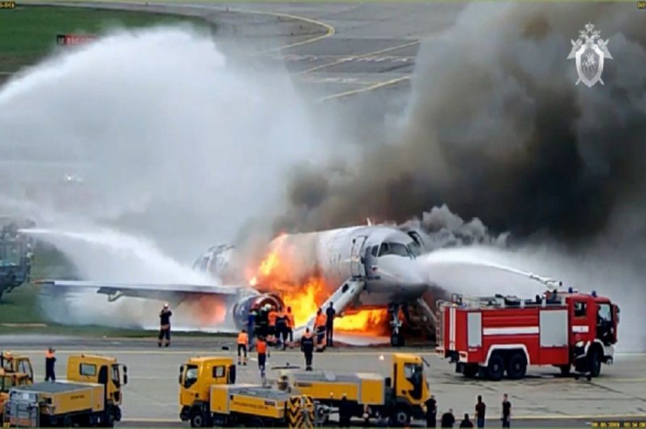 В Китае самолёт со 122 людьми на борту выкатился за пределы ВПП и загорелся (видео)