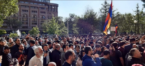 «Դիմադրություն» շարժման մասնակիցները շրջափակել էին Կառավարության 3-րդ մասնաշենքը (տեսանյութ)