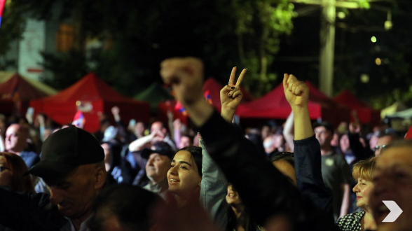 «Мы не выпрашиваем, этим занята действующая власть»: голос площади Франции