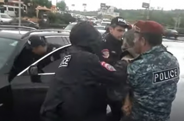 «Ты за это ответишь»: полицейские с применением силы подвергли приводу участников автопробега (видео)