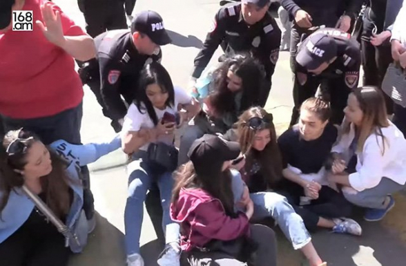 Ոստիկանները բերման են ենթարկում կին ցուցարարներին (տեսանյութ)