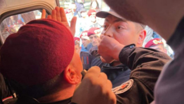 Լուսանկարի ոստիկանը բոլորի աչքի առաջ կոտրել է քաղաքացի Մհեր Ստեփանյանի ձեռքը