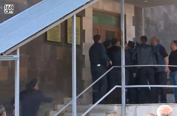 Զոհերի հարազատների հասցեին տրվել են սեռական հայհոյանքներ. ծնողները ոտքերով հարվածում են շենքի դռանը (տեսանյութ)