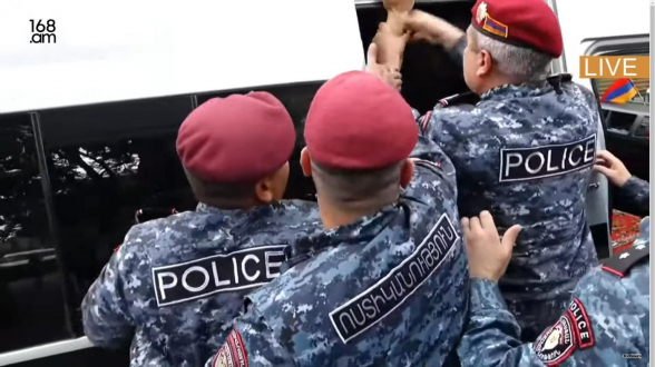 Полицейские с применением грубой силы подвергают приводу участников Движения сопротивления (видео)