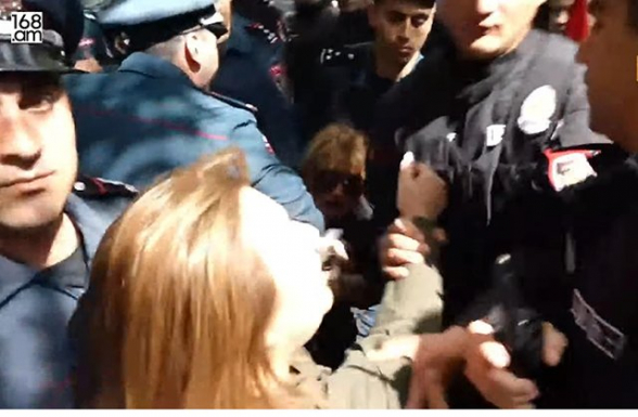 Полицейские с применением силы подвергают приводу участниц акций протеста (видео)