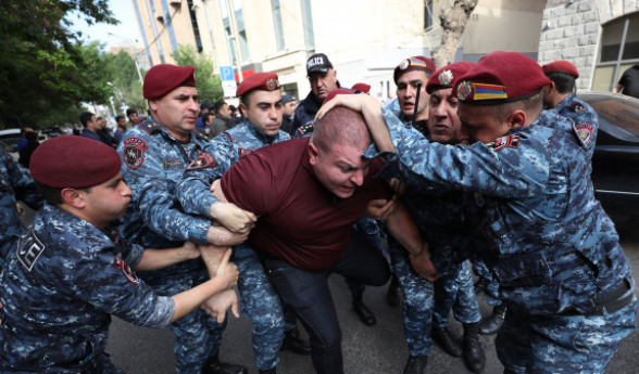 Число доставленных в полицию участников антиправительственных акций в Ереване достигло 364