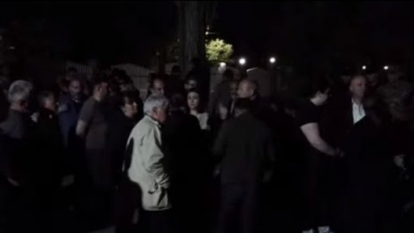 Զոհված զինծառայողների հարազատները սպասում են Քննչական կոմիտեի բակում (տեսանյութ)