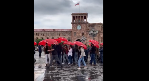 Полиция запрещает гражданам гулять по площади Республики (видео)