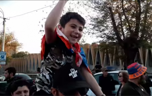 Էս քյոռփեն կառավարական առանձնատան մոտ գոռում էր` Նիկոլ, տղա՞ ես, դուրս արի, Անուլի՞կը չի թողնում դուրս գաս (տեսանյութ)