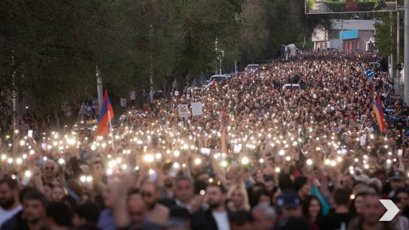 «Առանց Նիկոլ Հայաստան»․ երթի մասնակիցները հեռախոսների լույսերը վառեցին՝ ի նշան Փաշինյանի հեռացման պահանջի