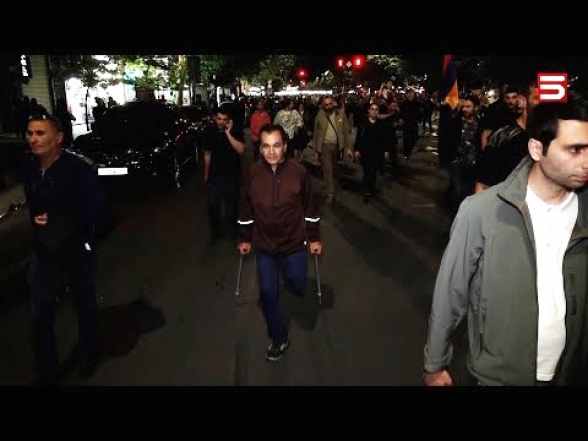 Թեկուզ մեկ ոտքով՝ «քայլում եմ, որ իմ Արցախը ինձ տան». հադրութեցի բժիշկը (տեսանյութ)