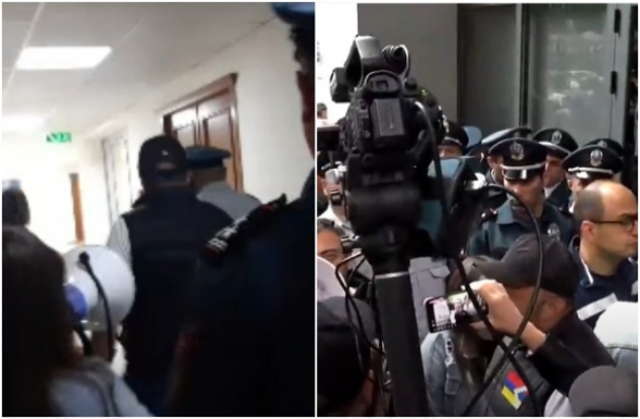 Члены оппозиционных фракций НС поднялись в здание МИД, чтобы передать требование народа (видео)