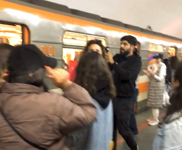 Երիտասարդները մետրոյի Երիտասարդական կայարանում Արցախի դրոշներն են փակցրել (տեսանյութ)