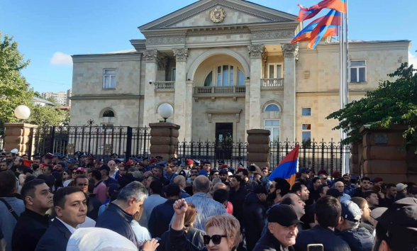 Окружили президентскую резиденцию (видео)