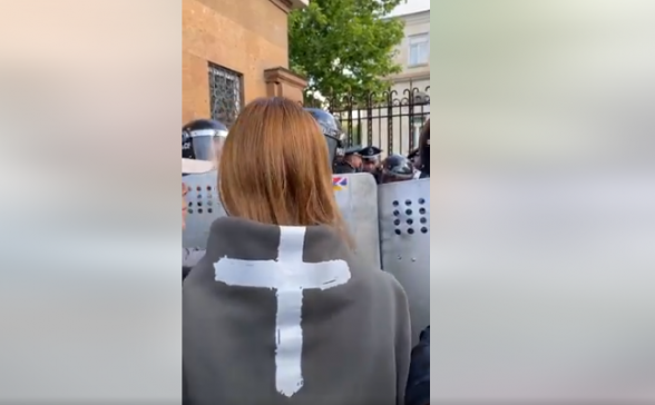Депутат Анна Григорян приклеила флаги Арцаха на полицейские щиты (видео)