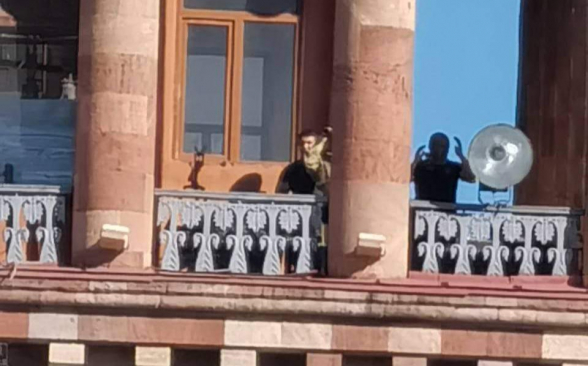 Снайперы в масках наблюдают за акцией протеста Движения сопротивления (фото)