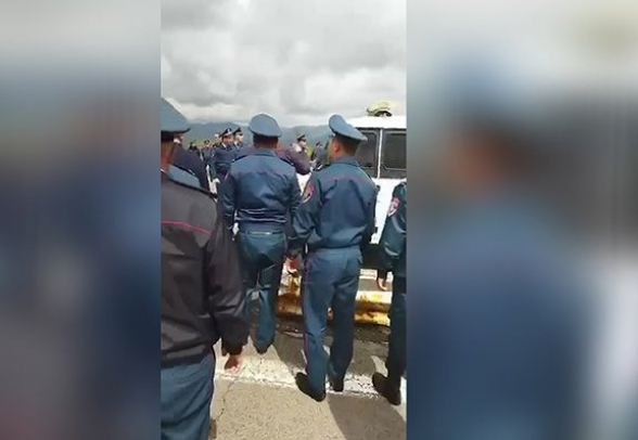 Ոստիկաններն ուժի գործադրմամբ ճանապարհից փորձել են հեռացել Երևան-Սևան մայրուղին փակած քաղաքացիներին