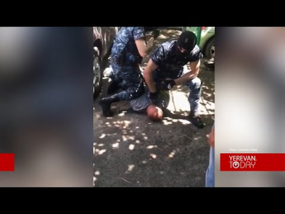 Ինչպե՞ս են համազգեստով դիմակավորները բիրտ ուժով բերման ենթարկում քաղաքացուն