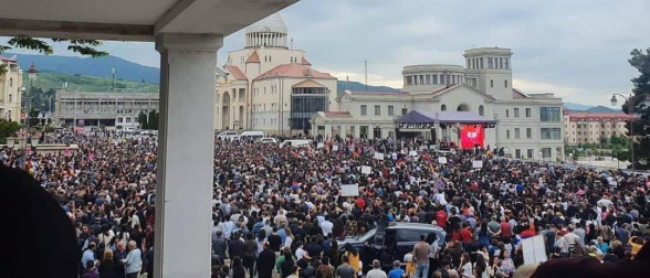 Արցախի լեփ-լեցուն Վերածննդի հրապարակը այս պահին (տեսանյութ)