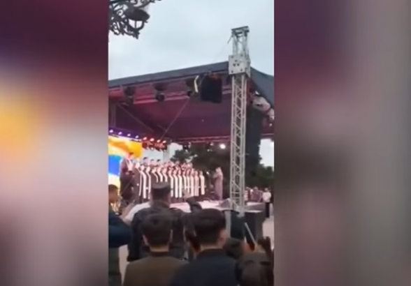 Ստեփանակերտում ոստիկանները ՀՀ օրհներգի ժամանակ պատվի են առել