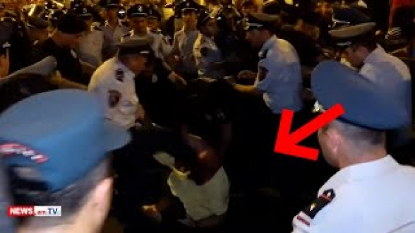 Ինչպես է ոստիկանը քացով հարվածում ցուցարարի դեմքին (տեսանյութ)
