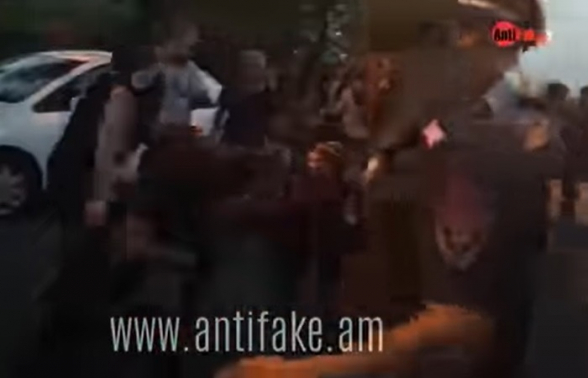 Как полицейские избивали граждан: новые кадры