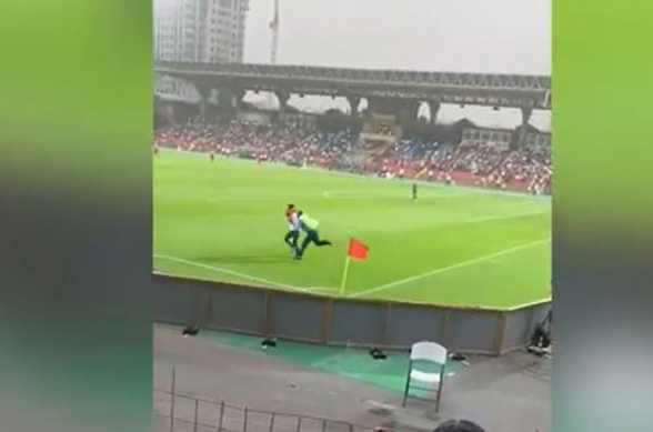 В ходе матча Армения-Ирландия на поле выбежал болельщик с флагом Арцаха: стадион начал скандировать «Армения без Никола!» (видео)