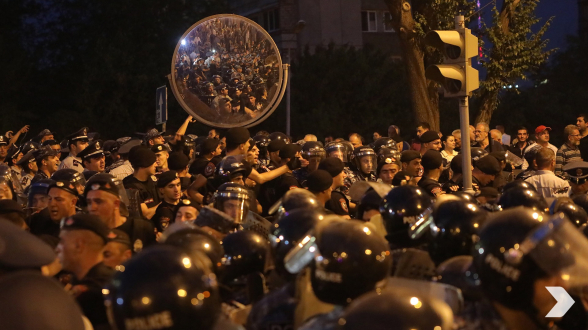 Ոստիկանության կողմից կիրառված բռնություններն աննախադեպ էին, իսկ տարբեր պաշտոնյաներ իրադարձությունները ներկայացրին խիստ միակողմանի․ «Հելսինկյան կոմիտեն»՝ հունիսի 3-ի բախումների մասին