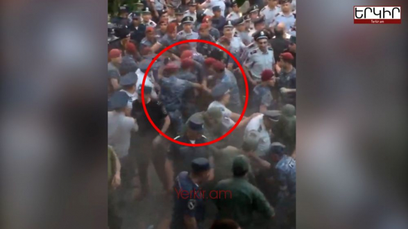 Ոստիկանները խմբով հարձակվում են քաղաքացիների, այդ թվում՝ կանանց և աղջիկների վրա․ բացառիկ կադրեր