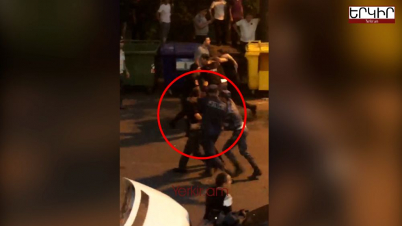 Полицейские ударяют подвергнутого приводу гражданина со скрученными руками (видео)