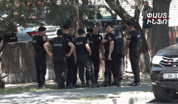 На прилегающей к НС территории большие скопления полицейских, в том числе в гражданской одежде (видео)