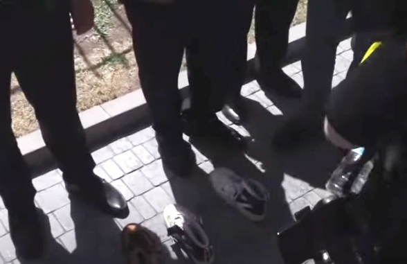Участники акции оставили перед офисом ЕС потерянную в ходе столкновений 3 июня обувь (видео)