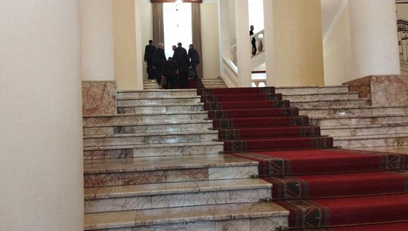 Анна Акопян в шортах и футболке явилась в здание правительства