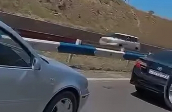 Հանգստից վերադարձող Փաշինյանին ճանապարհին դիմավորել են ազդանշաններով և դավաճան վանկարկումներով